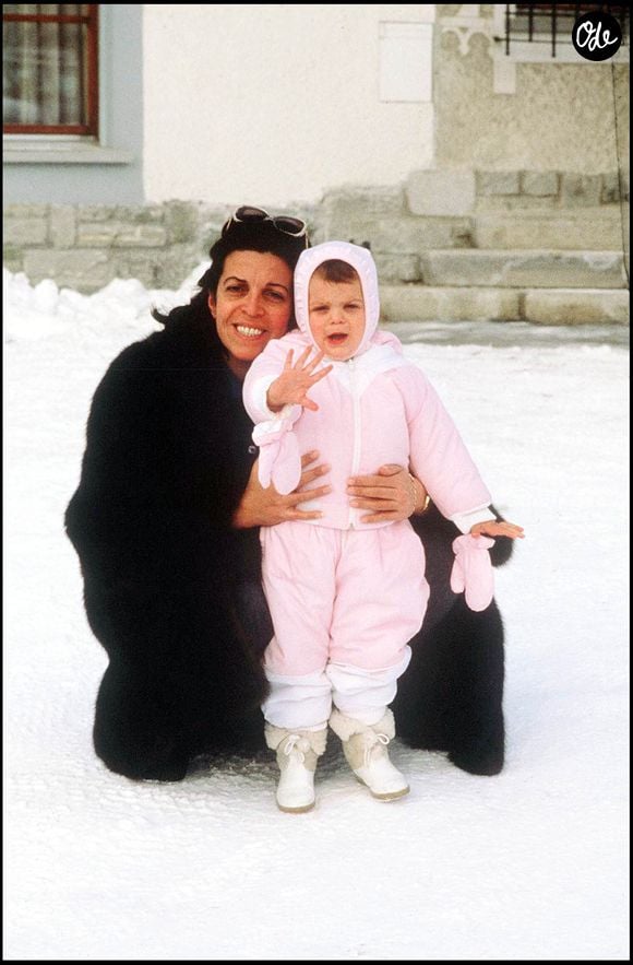 Archives rétro – Christina Onassis et sa fille Athina à Saint-Moritz, au ski, en pied. Daniel Angeli / Bestimage.