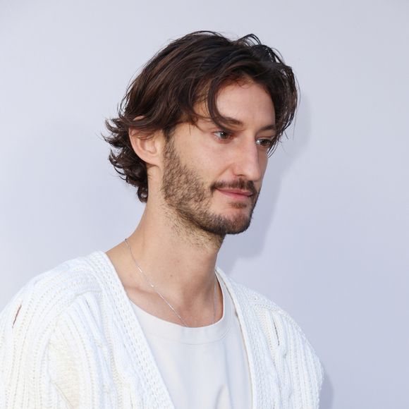 "Mes parents ont eu l'intelligence, que j'essaie de reproduire avec mes enfants, de jamais me forcer"

Pierre Niney au photocall du défilé Lacoste Collection Femme Prêt-à-Porter Printemps/Eté 2026 lors de la Fashion Week de Paris (PFW), au Lycée Carnot, à Paris, France, le 5 octobre 2025. © Sam Delpech/Bestimage