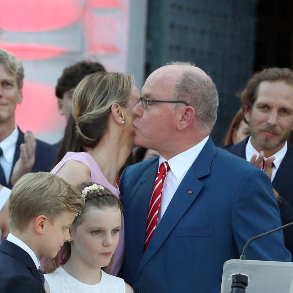 Charlotte Casiraghi, Prince Albert II de Monaco, Andrea Casiraghi, Prince Jacques Grimaldi, Princesse (princesse) Gabriella Grimaldi, Princesse (princesse) Charlène de Monaco, lors de la célébration des 20 ans de règne du Prince Albert II de Monaco, sur la place du Palais à Monte, Carlo, Monaco, le 19 juillet 2025. ©Cyril Dodergny/Nice Matin/Bestimage