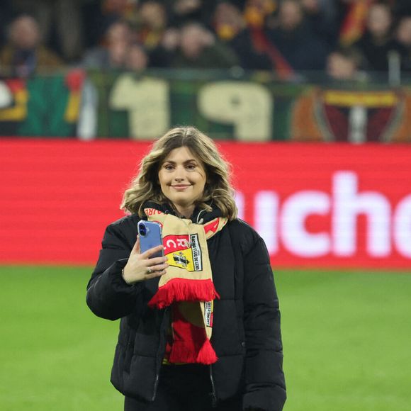 Suite à son passage au stade lensois, les internautes ont laissé des commentaires très positifs sur les réseaux sociaux. 

Marine (Star Academy 2024) chante "Les Corons" en hommage à Pierre Bachelet, pour le 20ème anniversaire de sa mort, lors du match de Ligue 1 McDonald's "Lens - Strasbourg (0-2)" au stade Bollaert-Delelis, le 16 février 2025.