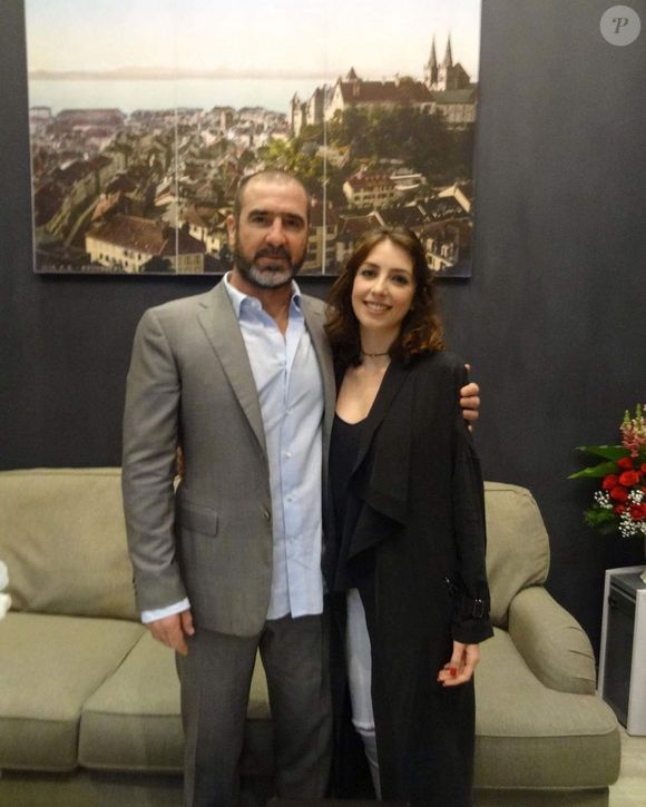 Joséphine Cantona est professeure de yoga et partage sa pratique sur les réseaux sociaux.

Eric Cantona et sa fille Joséphine sur Instagram. Le 4 mars 2020.