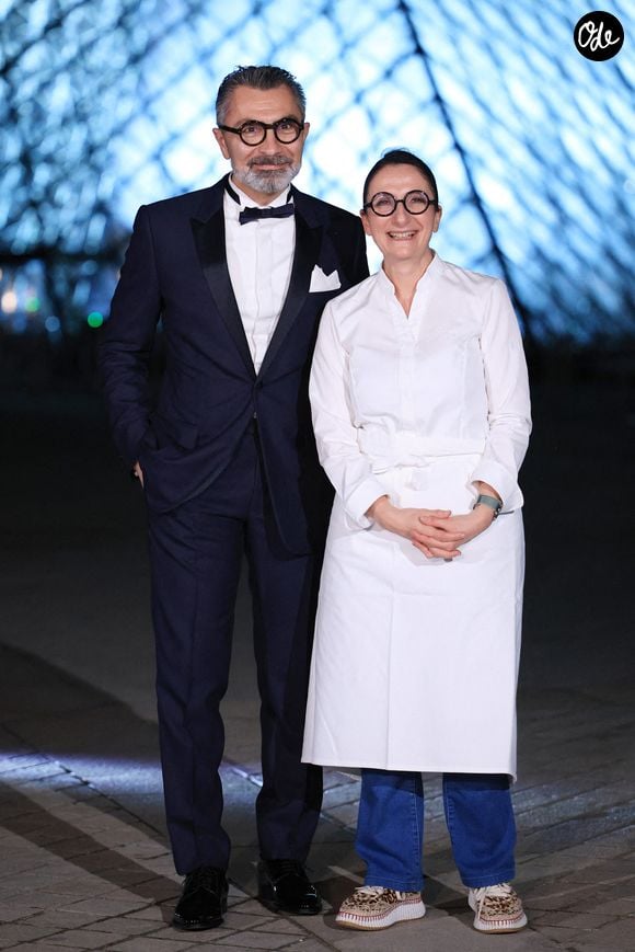 Anne-Sophie Pic et David Sinapian travaillent depuis plusieurs années main dans la main au développement de la maison Pic.

David Sinapian et Anne-Sophie Pic lors de la séance photo d'arrivée du « Grand Dîner du Louvre » au musée du Louvre, dans le cadre de la Semaine de la mode de Paris, le 3 mars 2026 à Paris, en France. Photo de Jérôme Dominé/ABACAPRESS.COM