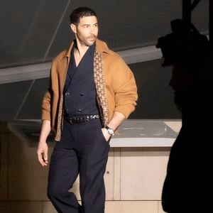 "J'adore aussi Hakuba, un restaurant japonais à Paris. C'est meilleur que ce qu'on mange au Japon".

Tahar Rahim - Les célébrités au défilé Louis Vuitton "Collection Homme Prêt-à-Porter Automne/Hiver 2026-2027" lors de la Fashion Week de Paris, le 20 janvier 2026

© Christophe Aubert / Bestimage