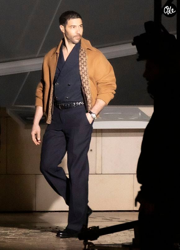 "J'adore aussi Hakuba, un restaurant japonais à Paris. C'est meilleur que ce qu'on mange au Japon".

Tahar Rahim - Les célébrités au défilé Louis Vuitton "Collection Homme Prêt-à-Porter Automne/Hiver 2026-2027" lors de la Fashion Week de Paris, le 20 janvier 2026

© Christophe Aubert / Bestimage