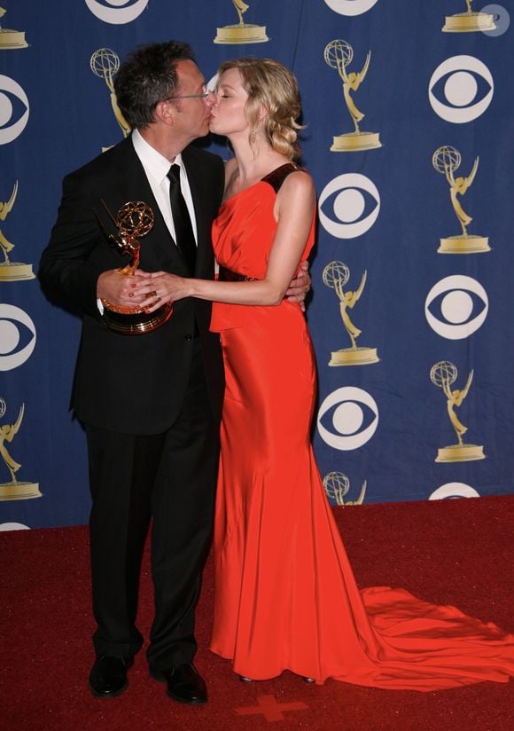 Son rôle dans cette série lui a d'ailleurs valu plusieurs nominations, puisqu'en 2008, il recevait le Saturn Award du meilleur acteur de télévision dans un second rôle

Michael Emerson et Carrie Preston - Salle de presse des 61es Emmy Awards à Los Angeles.
Fame Pictures / Bestimage