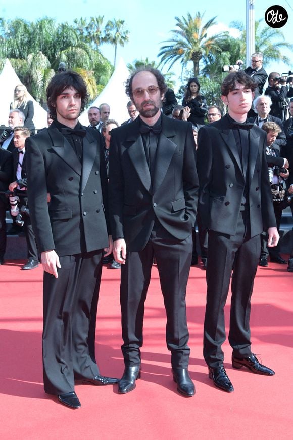 Thomas Bangalter (Daft Punk) et ses fils Tara-Jay et Roxan lors de la montée des marches du film « Amour Ouf » au 77e Festival international du film de Cannes (14-25 mai 2024), le 23 mai 2024. SGP / BESTIMAGE