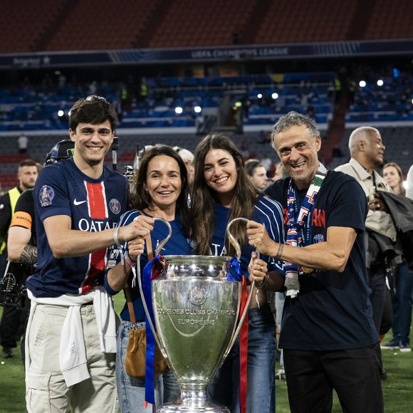 Luis Enrique célèbre avec sa femme Elena Cullell et ses enfants - Le PSG remporte la Ligue Des Champions 2025, pour la première fois de son histoire, face à l'Inter Milan (5-0) à l'Allianz Arena de Munich, le 31 mai 2025.
© Cyril Moreau/Bestimage