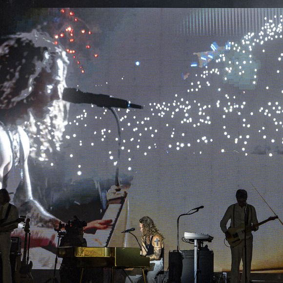 Julien Doré en concert au festival du Printemps de Pérouges au Château de Saint-Maurice-de-Rémens (01) le 25 juin 2025. © Sandrine Thesillat / PsNewZ / Bestimage