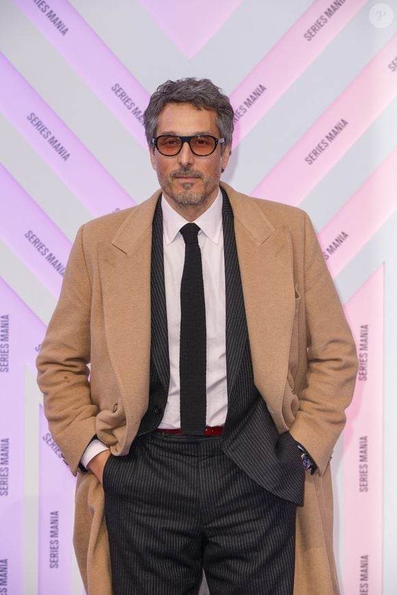 Vincent Elbaz au photocall de la cérémonie de clôture du festival Series Mania à Lille le 28 mars 2025.
© Stéphane Vansteenkiste / Bestimage