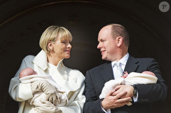 Le prince Albert (à droite) et la princesse Charlène (à gauche) de Monaco présentent leurs jumeaux, la princesse Gabriella et le prince Jacques, au public depuis le balcon du Palais princier à Monaco le 7 janvier 2015. Il s'agit de la première apparition publique des jumeaux royaux. Cette date a été déclarée jour férié dans la Principauté. Jacques, prince héréditaire de Monaco, est désormais le premier à succéder à son père, le prince Albert II. Photo Robin Utrecht/ABACAPRESS.COM