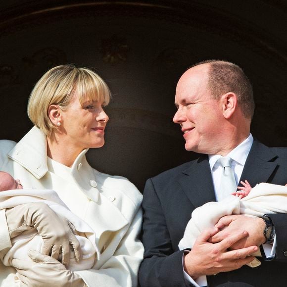 Le prince Albert (à droite) et la princesse Charlène (à gauche) de Monaco présentent leurs jumeaux, la princesse Gabriella et le prince Jacques, au public depuis le balcon du Palais princier à Monaco le 7 janvier 2015. Il s'agit de la première apparition publique des jumeaux royaux. Cette date a été déclarée jour férié dans la Principauté. Jacques, prince héréditaire de Monaco, est désormais le premier à succéder à son père, le prince Albert II. Photo Robin Utrecht/ABACAPRESS.COM