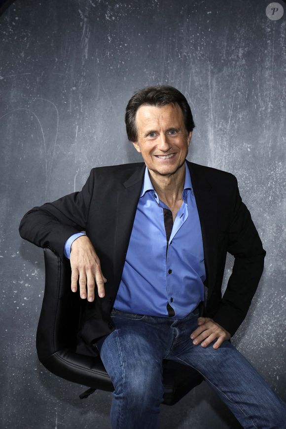 C’est à Grasse, ville perchée à 400 mètres d’altitude, qu’il a construit une maison devenue aujourd’hui sa résidence principale.

Exclusif - Portrait de Vincent Perrot. Le 10 novembre 2020 © Cédric Perrin / Bestimage