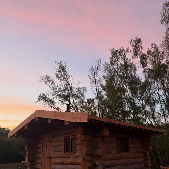 Montrant le résultat de sa cabane en bois située en pleine forêt

Vianney a terminé la construction de sa cabane en bois en pleine forêt et montre le résultat sur Instagram le 12 avril 2026.
