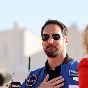 Thomas Pesquet - lors de la cérémonie d'arrivée de la flamme olympique au Vieux-Port de Marseille, France, le 8 mai 2024, avant les Jeux olympiques et paralympiques de Paris 2024. Le transfert de la flamme à terre d'un navire de haut du XIXème siècle marquera le début du relais de la torche olympique de 12 000 kilomètres (7500 milles) à travers la France. © Dominique Jacovides/Bestimage