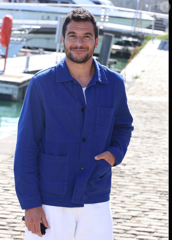 Amir a compensé l'annulation en offrant un show privé à ses fans.

Amir Haddad - Photocall de la série "La Belle et le Boulanger" lors du 27ème Festival de la Fiction de la Rochelle (16 - 21 septembre 2025), le 17 septembre 2025.
© Denis Guignebourg / Bestimage