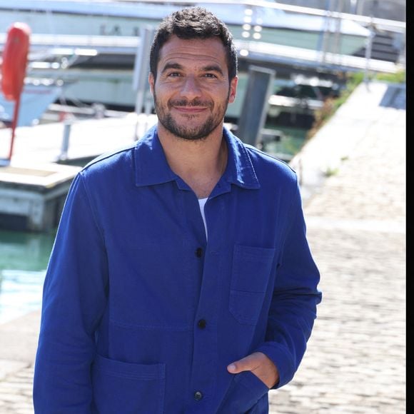 Amir a compensé l'annulation en offrant un show privé à ses fans.

Amir Haddad - Photocall de la série "La Belle et le Boulanger" lors du 27ème Festival de la Fiction de la Rochelle (16 - 21 septembre 2025), le 17 septembre 2025.
© Denis Guignebourg / Bestimage