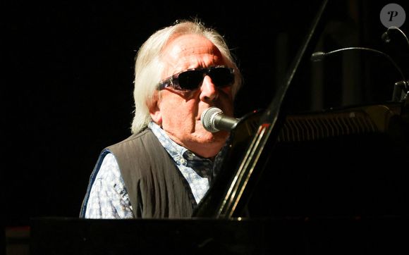 La chanson, sortie en 1985 et écrite par Didier Barbelivien, est devenue un classique des soirées.

Gilbert Montagné - Claude Lemesle reçoit la cravate des arts et des lettres des mains de G. Davoust lors de son concert au Café de la Gare à l'occasion de son 80ème anniversaire à Paris le 12 octobre 2025. Claude Lemesle est l'un des plus grands auteurs de chansons françaises de tous les temps. Pas moins d'une centaine des innombrables chansons qu'il a écrites sont devenues des classiques.
© Coadic Guirec/Bestimage