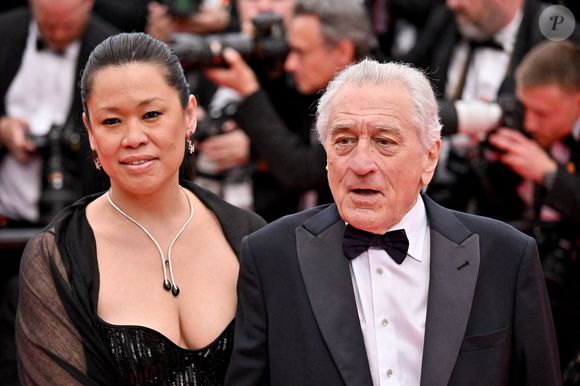 Tiffany Chen, Robert de Niro à la cérémonie d'ouverture du 78ème Festival de Cannes à Cannes, France, le 13 mai 2025. Photo par Julien Reynaud/APS-Medias/ABACAPRESS.COM