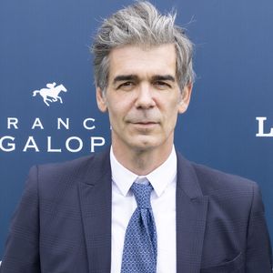 Admettant s'être fait virer "plein de fois", il raconte : "J'ai d'abord travaillé en presse écrite et en radio pendant vingt ans en freelance."

Xavier De Moulins - Photocall du Prix de Diane Longines 2022 à Chantilly le 19 juin 2022. © Jack Tribeca / Bestimage