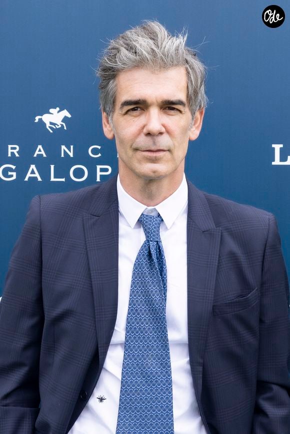 Admettant s'être fait virer "plein de fois", il raconte : "J'ai d'abord travaillé en presse écrite et en radio pendant vingt ans en freelance."

Xavier De Moulins - Photocall du Prix de Diane Longines 2022 à Chantilly le 19 juin 2022. © Jack Tribeca / Bestimage