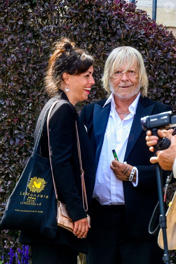 Le chanteur Renaud (Renaud Séchan) et sa compagne Cerise (de son vrai prénom Christine) - Mariage d'Hugues Aufray et de Murielle Mégevand à la mairie de Marly-Le Roy, France, le 2 septembre 2023. 
Agence / Bestimage