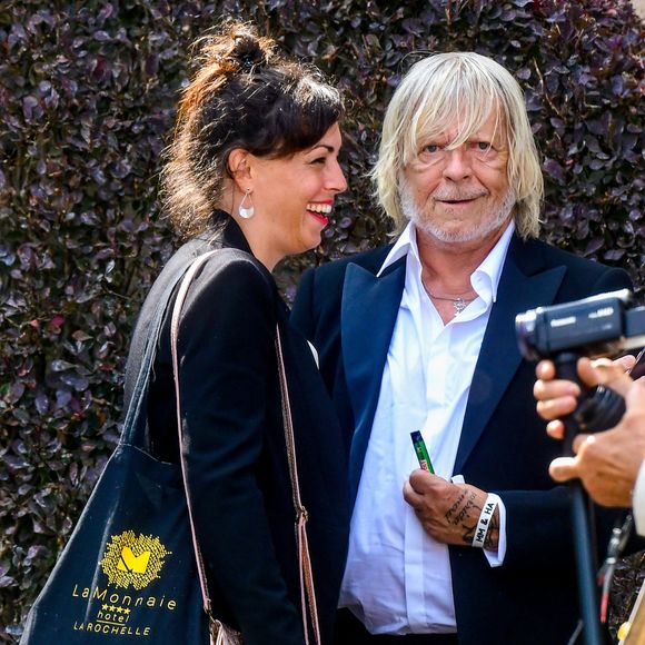 Le chanteur Renaud (Renaud Séchan) et sa compagne Cerise (de son vrai prénom Christine) - Mariage d'Hugues Aufray et de Murielle Mégevand à la mairie de Marly-Le Roy, France, le 2 septembre 2023. 
Agence / Bestimage