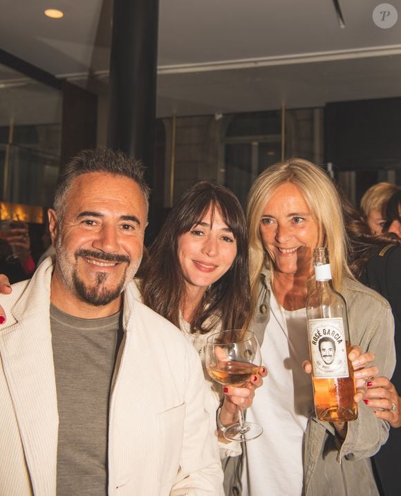 La loi Evin interdit de lier alcool et images attractives. 

José Garcia et sa compagne Camille présente son rosé Garcia à Paris le 24 mai 2023. © Sam Delpech / Bestimage
