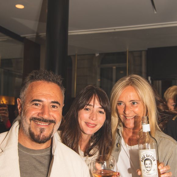 La loi Evin interdit de lier alcool et images attractives. 

José Garcia et sa compagne Camille présente son rosé Garcia à Paris le 24 mai 2023. © Sam Delpech / Bestimage