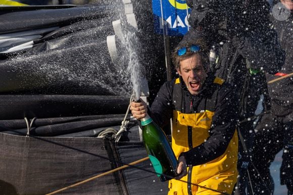 Le skipper de Macif Charlie Dalin remporte la dixième édition du tour du monde en solitaire Vendée Globe en pulvérisant le record de l’épreuve en 64 jours, 19 heures 22 minutes et 49 secondes aux Sables-d'Olonne, France, le 14 janvier 2025. © Alexis Courcoux/Psnewz/Bestimage
