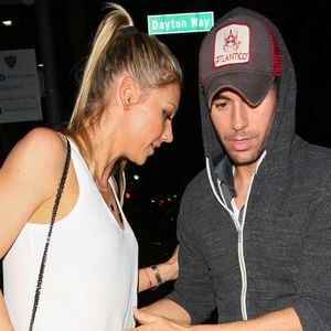 Enrique Iglesias et Anna Kournikova ont été aperçus quittant le Palm après une soirée romantique. Le couple est accueilli par un chaos de fans et d'appareils photo espérant apercevoir le couple. Iglesias a la gentillesse de signer des autographes avant de partir dans sa voiture. Los Angeles, CA, USA, le 01 juillet 2016. Photo par GSI/ABACAPRESS.COM