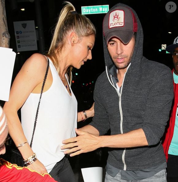 Enrique Iglesias et Anna Kournikova ont été aperçus quittant le Palm après une soirée romantique. Le couple est accueilli par un chaos de fans et d'appareils photo espérant apercevoir le couple. Iglesias a la gentillesse de signer des autographes avant de partir dans sa voiture. Los Angeles, CA, USA, le 01 juillet 2016. Photo par GSI/ABACAPRESS.COM