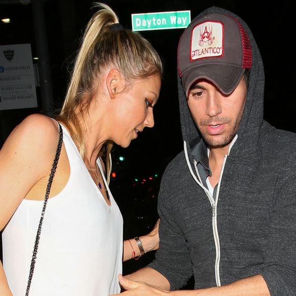 Enrique Iglesias et Anna Kournikova ont été aperçus quittant le Palm après une soirée romantique. Le couple est accueilli par un chaos de fans et d'appareils photo espérant apercevoir le couple. Iglesias a la gentillesse de signer des autographes avant de partir dans sa voiture. Los Angeles, CA, USA, le 01 juillet 2016. Photo par GSI/ABACAPRESS.COM
