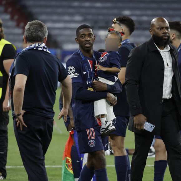 Ousmane Dembélé avec sa fille. Le PSG remporte la Ligue Des Champions 2025, pour la première fois de son histoire, face à l'Inter Milan (5-0) à l'Allianz Arena de Munich, le 31 mai 2025. © Cyril Moreau/Bestimage