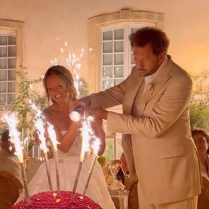 marqués par une pièce importante qu'elle a portée juste avant de dire "oui".

Exclusif - Mariage d'Eric Antoine et Gennifer Demey à Aix-en-Provence le 30 août 2025. © Agence / Bestimage