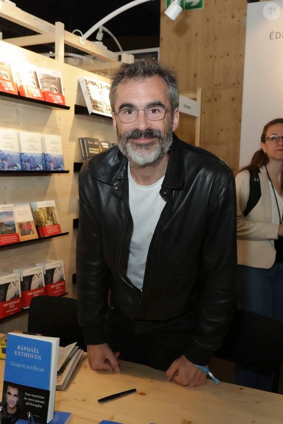 Fils de Raphaël Enthoven, celui-ci était marié, au moment de sa rencontre avec sa mère Carla, avec Justine Lévy. De son côté, Carla Bruni avait déjà vécu une idylle avec le père de Raphaël, Jean-Paul (devenu du coup le grand-père d'Aurélien). Ses parents se sont finalement séparés en 2008.

Raphaël Enthoven, lors du Festival du Livre à Paris, France, le 13 avril 2024. © Jack Tribeca / Bestimage