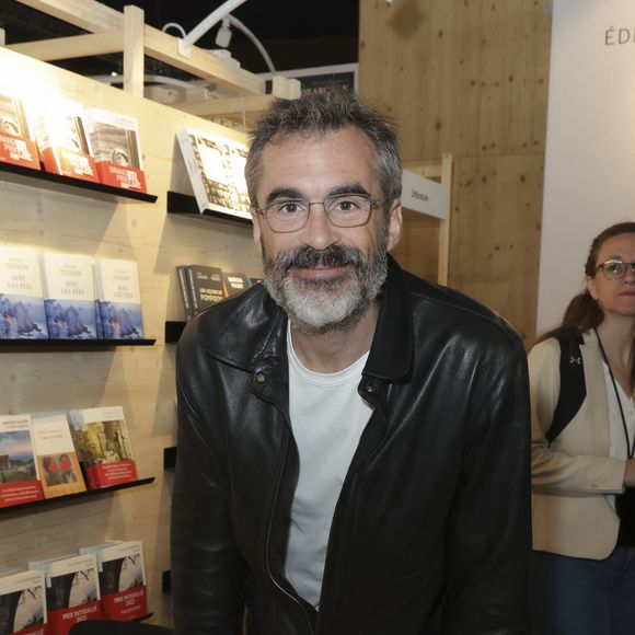 Fils de Raphaël Enthoven, celui-ci était marié, au moment de sa rencontre avec sa mère Carla, avec Justine Lévy. De son côté, Carla Bruni avait déjà vécu une idylle avec le père de Raphaël, Jean-Paul (devenu du coup le grand-père d'Aurélien). Ses parents se sont finalement séparés en 2008.

Raphaël Enthoven, lors du Festival du Livre à Paris, France, le 13 avril 2024. © Jack Tribeca / Bestimage