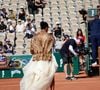 Fière de son audace vestimentaire, la sportive a partagé des photos de ce look atypique sur son compte Instagram après sa victoire.

Naomi Osaka arrive avec une traine blanche pour son second tour aux internationaux de France de Tennis de Roland Garros 2026, à Paris, France, le 28 mai 2026. © Imago/PsnewZ/Bestimage