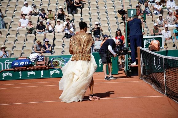 Fière de son audace vestimentaire, la sportive a partagé des photos de ce look atypique sur son compte Instagram après sa victoire.

Naomi Osaka arrive avec une traine blanche pour son second tour aux internationaux de France de Tennis de Roland Garros 2026, à Paris, France, le 28 mai 2026. © Imago/PsnewZ/Bestimage
