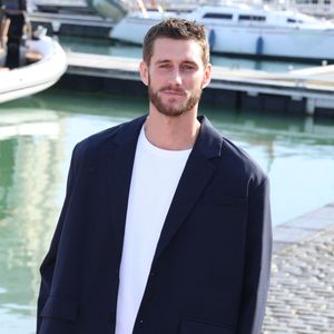 Jean-Baptiste Maunier lors du photocall du 'Nouveau Jour'' lors du 27ème Festival de la Fiction de la Rochelle, France, le 19 septembre 2025. © Denis Guignebourg/Bestimage