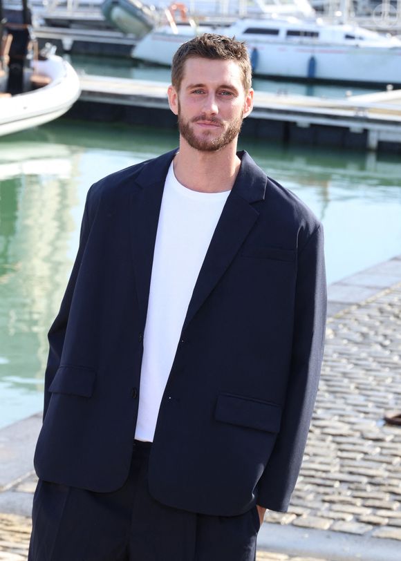 Jean-Baptiste Maunier lors du photocall du 'Nouveau Jour'' lors du 27ème Festival de la Fiction de la Rochelle, France, le 19 septembre 2025. © Denis Guignebourg/Bestimage