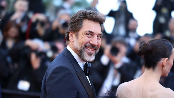 Javier Bardem esquisse quelques pas de danse sur le tapis rouge du Festival de Cannes face à Marina Foïs, sublime en brun profond