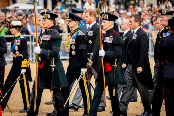 La princesse Anne, Le prince Edward, duc d'Edimbourg, Le prince Harry, duc de Sussex, Peter Phillips - - Procession du cercueil de la reine Elizabeth II d'Angleterre de l'Abbaye de Westminster à Wellington Arch à Hyde Park Corner, près du palais de Buckingham, au son de Big Ben et de coups de canon. Dans le cadre des funérailles d'Etat, le cercueil sera ensuite transféré dans le corbillard royal pour prendre la direction du château de Windsor. Londres,  le 19 septembre 2022. Royalportraits Europe/Bernard Rubsamen / Bestimage