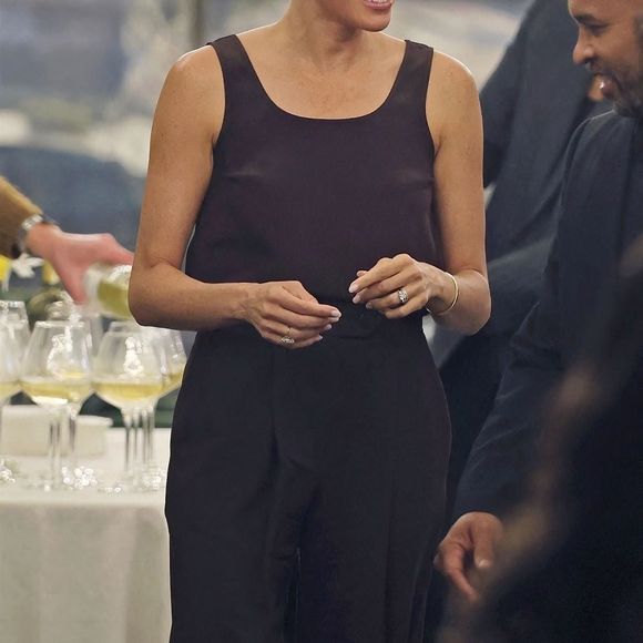 Exclusif - Meghan Markle, duchesse de Sussex, se rend à la librairie Godmothers pour apparaître sur scène avec une amie d'université à Santa Barbara, le 24 octobre 2025 @Backgrid USA / Bestimage