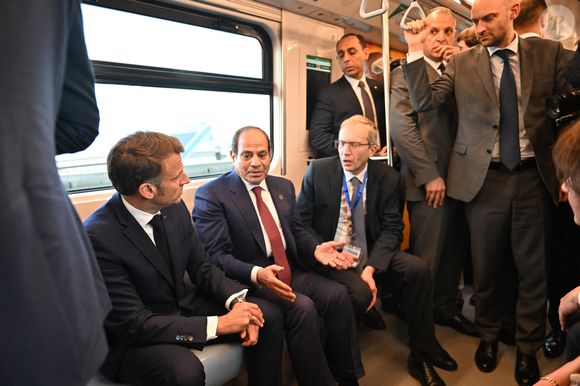 Le président français Emmanuel Macron et le président égyptien Abdel Fattah al-Sissi prennent le métro du Caire lors de la visite officielle de Macron en Égypte. Jeanne Accorsini/Pool/Bestimage