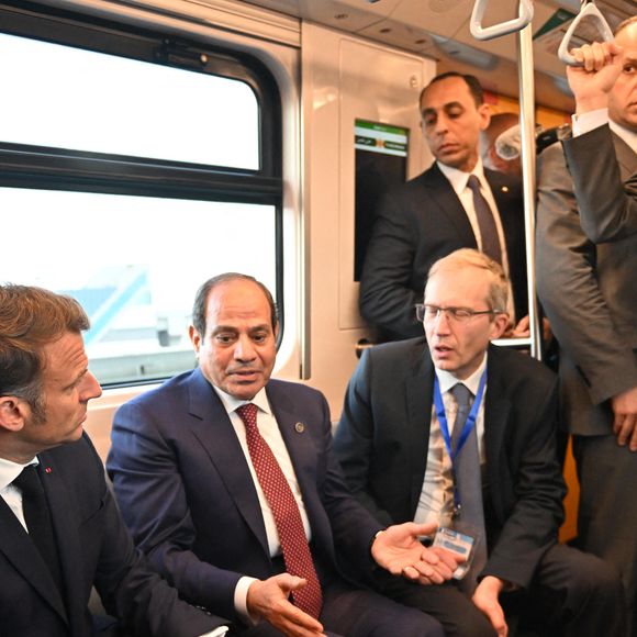 Le président français Emmanuel Macron et le président égyptien Abdel Fattah al-Sissi prennent le métro du Caire lors de la visite officielle de Macron en Égypte. Jeanne Accorsini/Pool/Bestimage