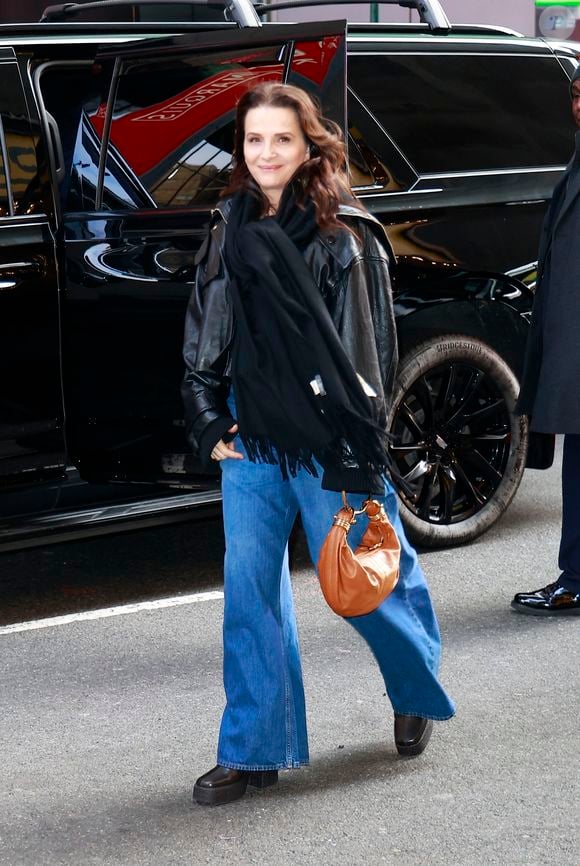 Juliette Binoche a vécu dans les Hauts-de-Seine

New York City, NY - La star française Juliette Binoche est arrivée aux studios CBS ce matin, dans une tenue décontractée et avec un grand sourire !