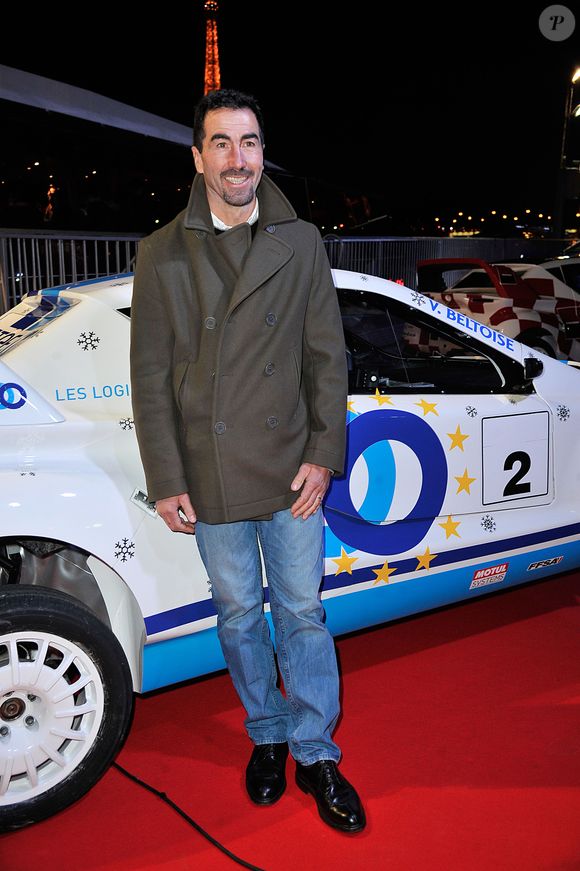 Luc Alphand pose devant sa voiture lors de la conference de presse de la 25eme edition du Trophee Andros a Paris le 27 novembre 2013.