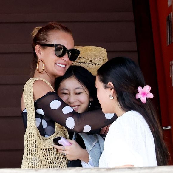 Exclusif - Prix Spécial - Laeticia Hallyday accompagnée de son compagnon Frédéric Suant et de sa fille Joy sont aller accueillir Jade à l'aéroport de Saint-Barthélemy-Rémy-de-Haenen où tout le monde se retrouve pour le 50ème anniversaire de Laeticia, à Saint-Jean, Saint-Barthélémy, Antilles françaises, France, le 15 mars 2025.