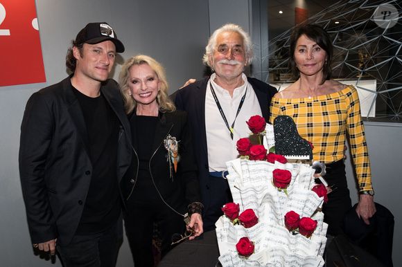 Christopher Stills, sa mère Véronique Sanson avec son compagnon Christian Meilhan et sa sœur Violaine Sanson-Tricard - People au Palais des Sports lors du concert de Véronique Sanson pour son 70ème anniversaire à Paris le 24 avril 2019. © Cyril Moreau/Bestimage