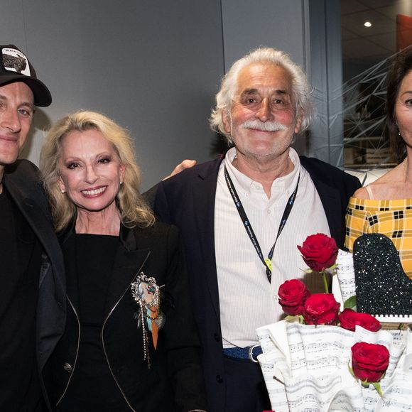 Christopher Stills, sa mère Véronique Sanson avec son compagnon Christian Meilhan et sa sœur Violaine Sanson-Tricard - People au Palais des Sports lors du concert de Véronique Sanson pour son 70ème anniversaire à Paris le 24 avril 2019. © Cyril Moreau/Bestimage